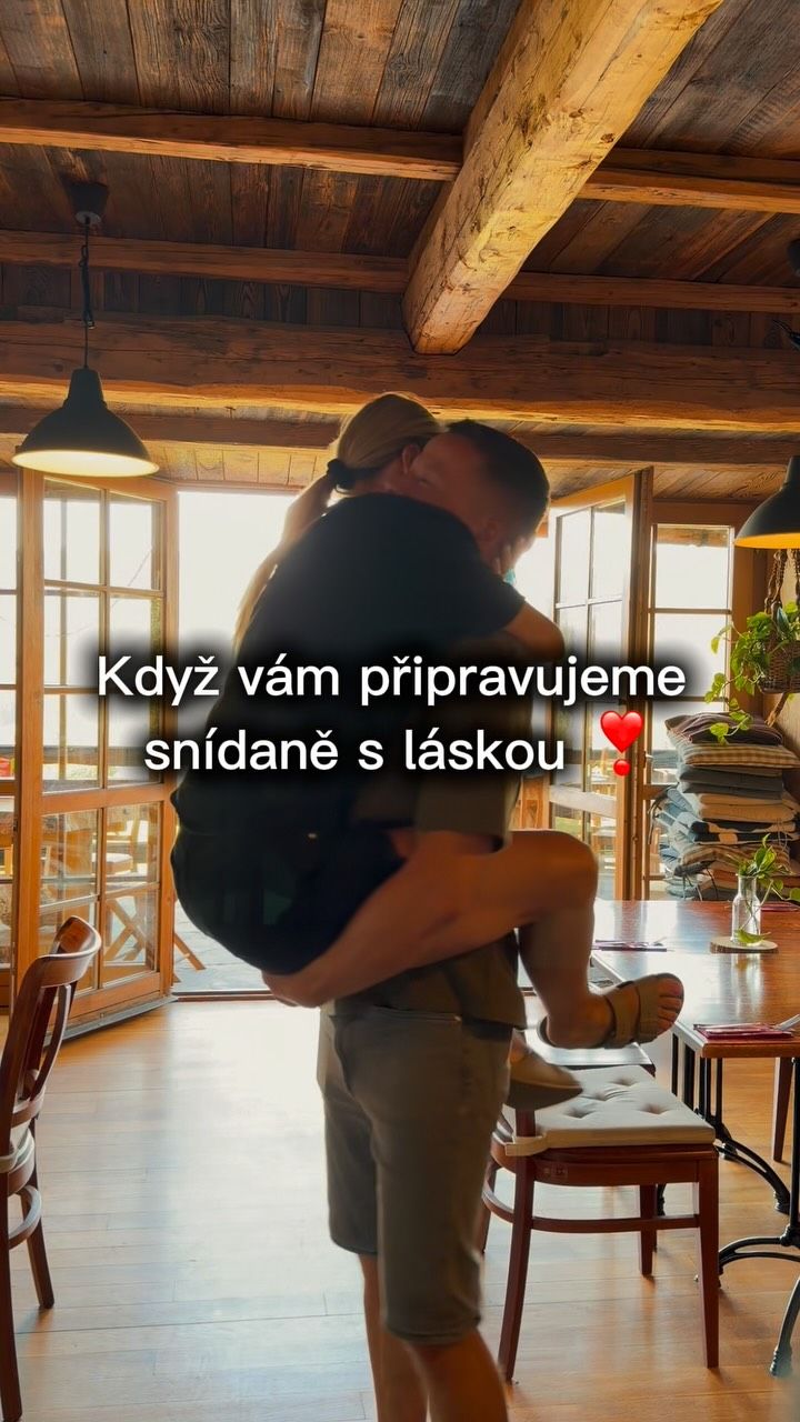 Objímající se pár v restauraci, nápis Když vám připravujeme snídaně s láskou