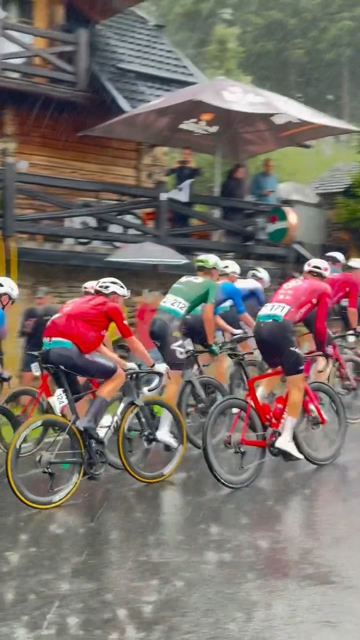 Cyklisté v dešti projíždějí po silnici kolem Penzionu Berry