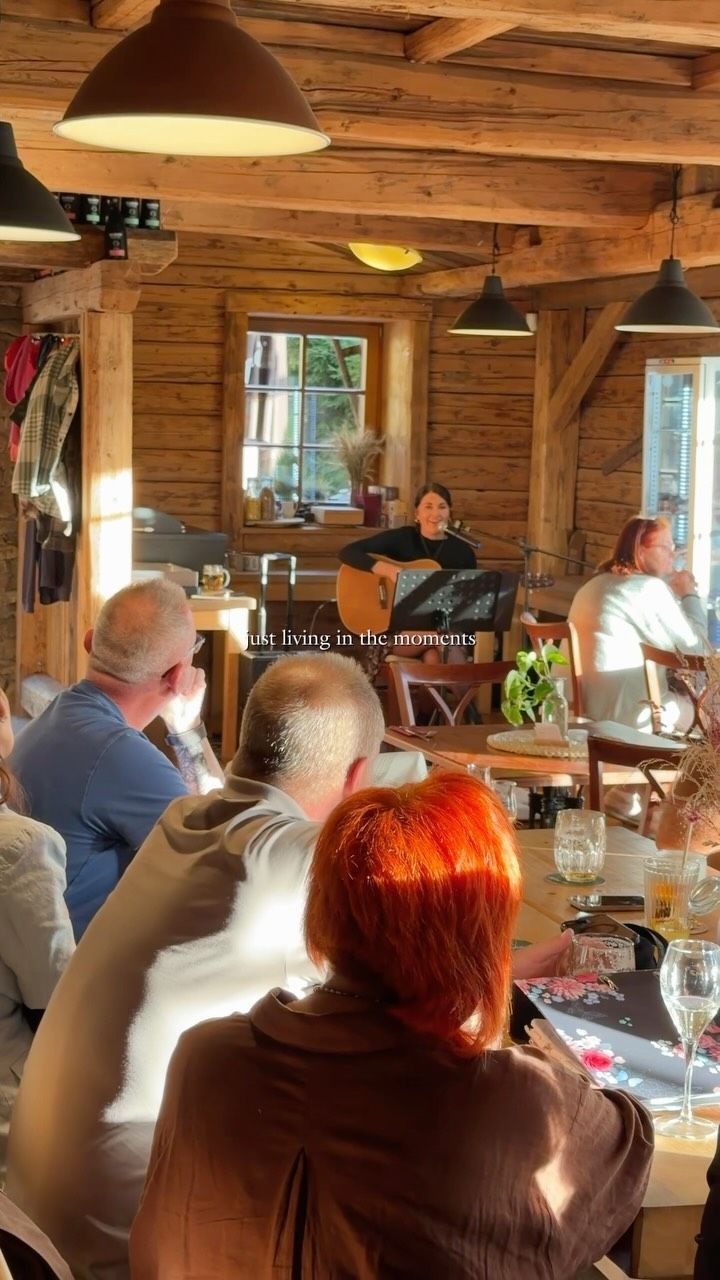 Hosté v restauraci při večeru s živou hudbou