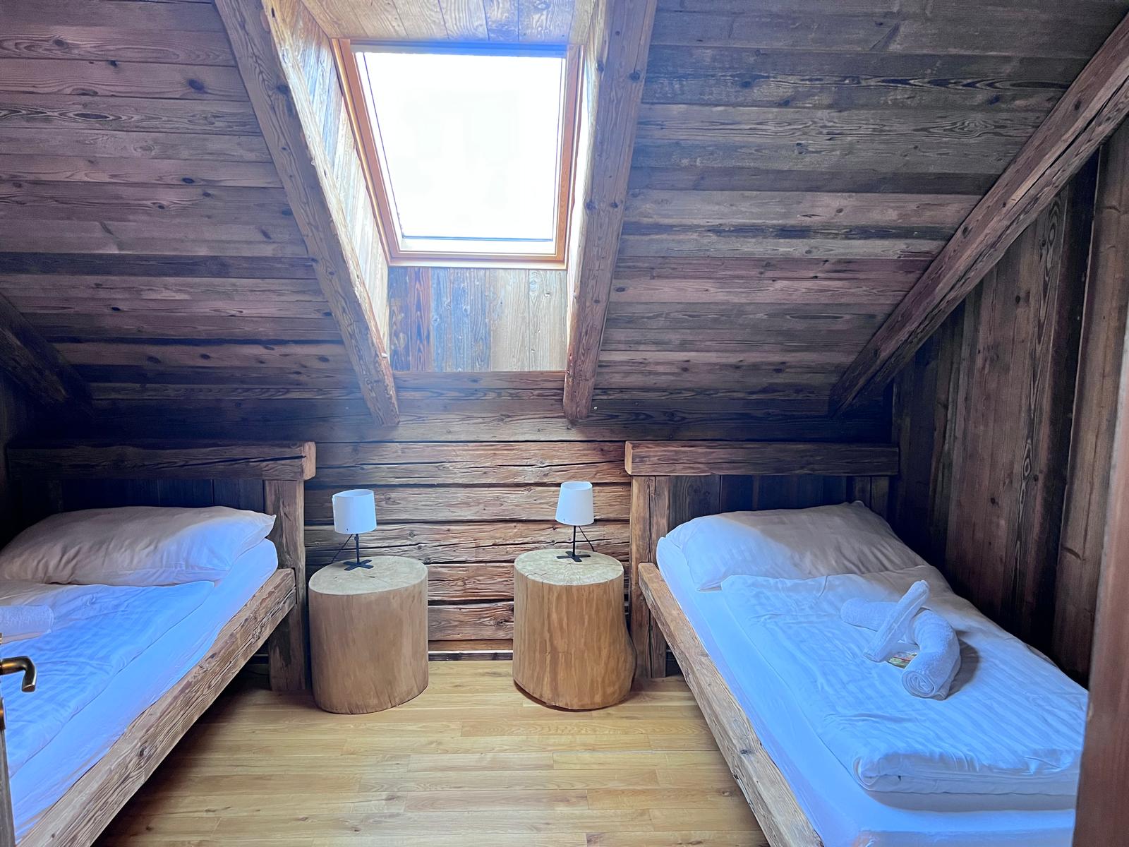 Dachschlafzimmer mit zwei Einzelbetten und Dachfenster