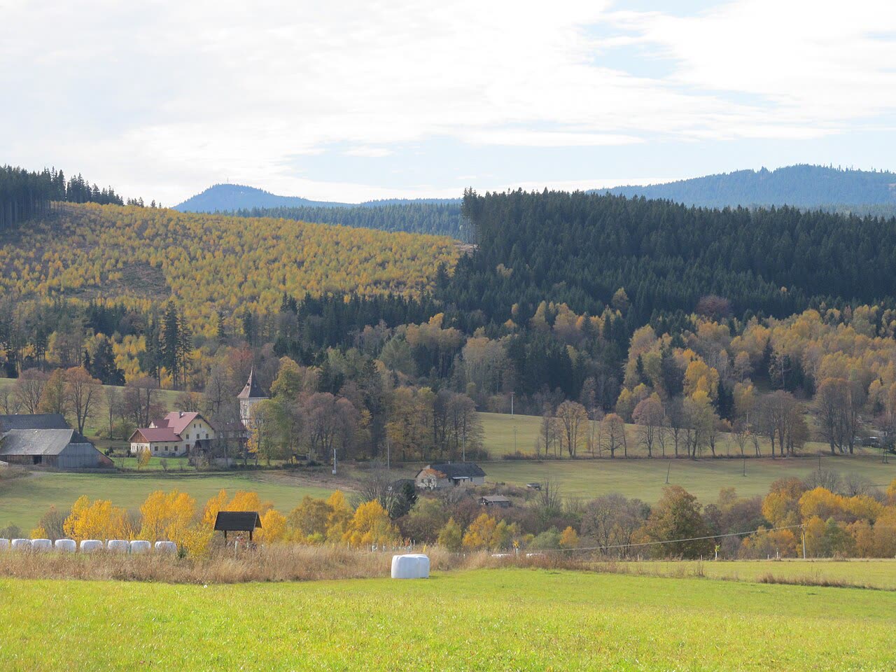 Hřeben Pancíře a Můstku nad loukami u Hořejší Svinné