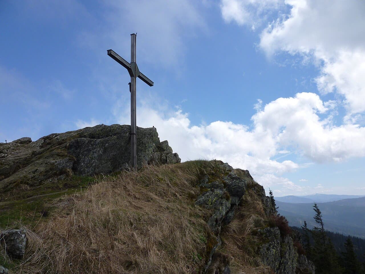 Vrcholový kříž na skalách Velkého Ostrého
