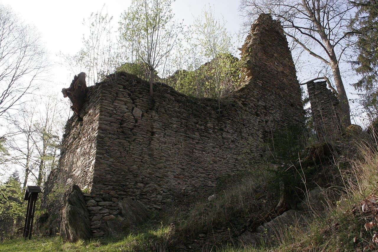 Zbytky hradních zdí zříceniny Pajrek v lese